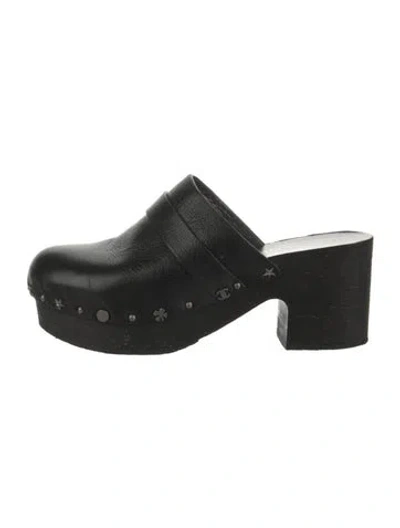 Pre-owned Chanel Interlocking Cc Logo Leather Mules In Black
