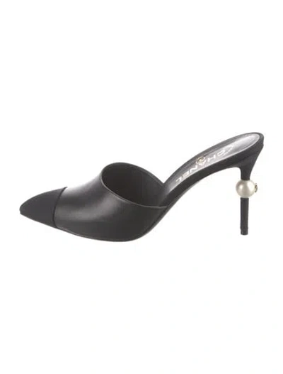 Pre-owned Chanel Interlocking Cc Logo Leather Mules In Black