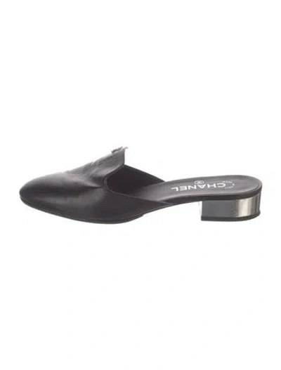 Pre-owned Chanel Interlocking Cc Logo Leather Mules In Black
