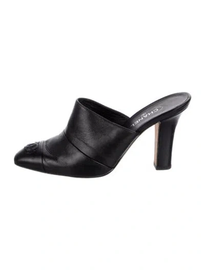Pre-owned Chanel Interlocking Cc Logo Leather Mules In Black