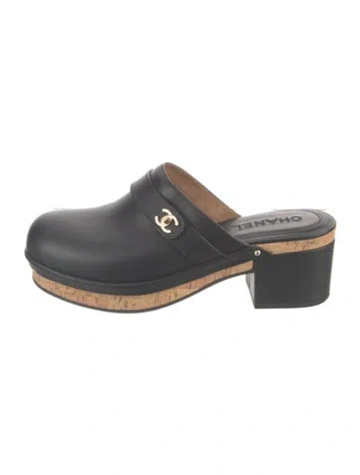 Pre-owned Chanel Interlocking Cc Logo Leather Mules In Black