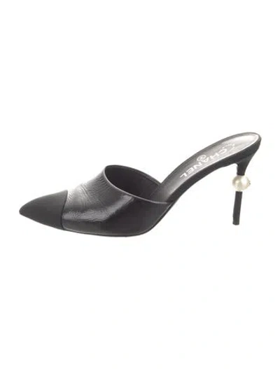 Pre-owned Chanel Interlocking Cc Logo Leather Mules In Black