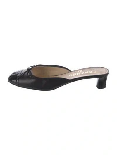 Pre-owned Chanel Interlocking Cc Logo Leather Mules In Black