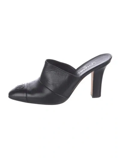 Pre-owned Chanel Interlocking Cc Logo Leather Mules In Black