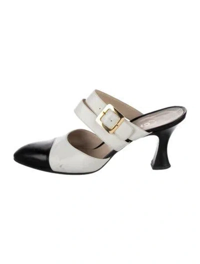 Pre-owned Chanel Interlocking Cc Logo Leather Mules In Black/metallic