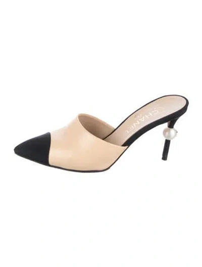 Pre-owned Chanel Interlocking Cc Logo Leather Mules In Black/neutrals