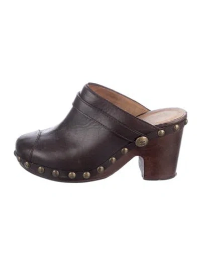 Pre-owned Chanel Interlocking Cc Logo Leather Mules In Brown