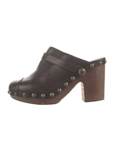 Pre-owned Chanel Interlocking Cc Logo Leather Mules In Brown