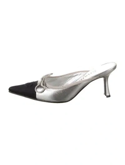 Pre-owned Chanel Interlocking Cc Logo Leather Mules In Gray