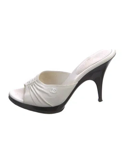 Pre-owned Chanel Interlocking Cc Logo Leather Mules In Multi