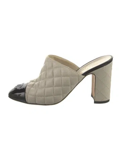 Pre-owned Chanel Interlocking Cc Logo Leather Mules In Neutral