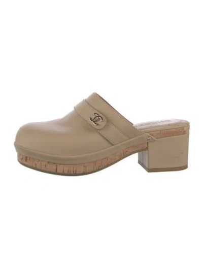 Pre-owned Chanel Interlocking Cc Logo Leather Mules In Neutral