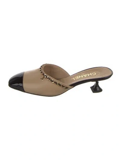 Pre-owned Chanel Interlocking Cc Logo Leather Mules In Neutrals