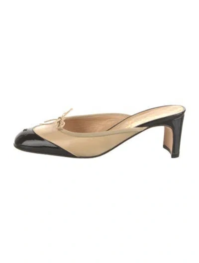Pre-owned Chanel Interlocking Cc Logo Leather Mules In Neutrals