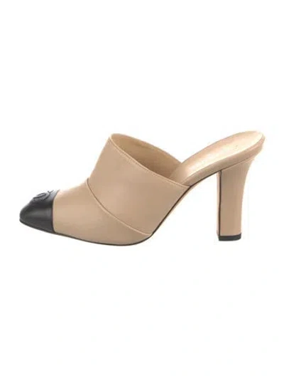 Pre-owned Chanel Interlocking Cc Logo Leather Mules In Neutrals