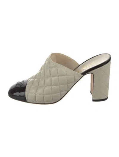 Pre-owned Chanel Interlocking Cc Logo Leather Mules In Neutrals