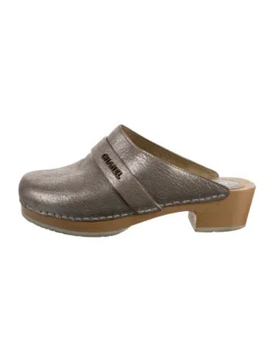 Pre-owned Chanel Interlocking Cc Logo Leather Mules In Neutrals/silver