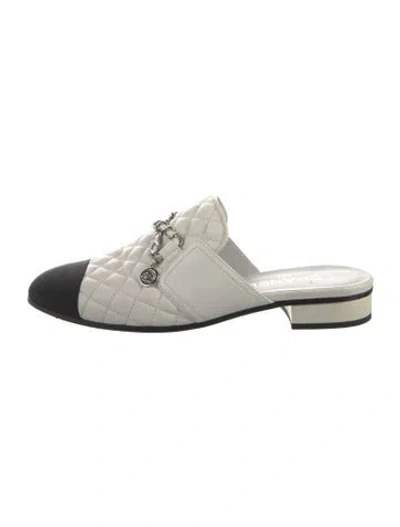 Pre-owned Chanel Interlocking Cc Logo Leather Mules In White