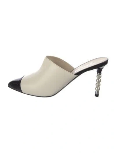Pre-owned Chanel Interlocking Cc Logo Leather Mules In White