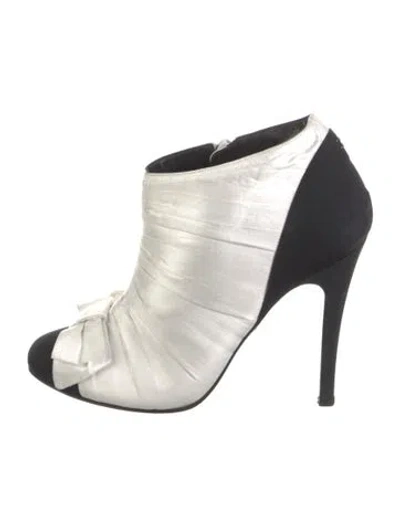Pre-owned Chanel Interlocking Cc Logo Leather Mules In White