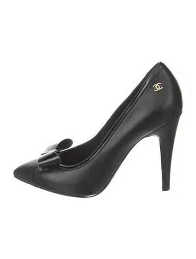 Pre-owned Chanel Interlocking Cc Logo Leather Pumps In Black