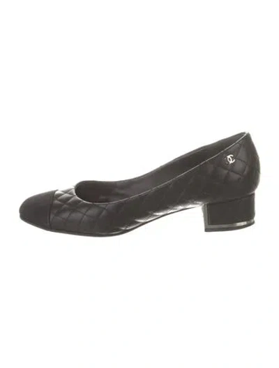 Pre-owned Chanel Interlocking Cc Logo Leather Pumps In Black