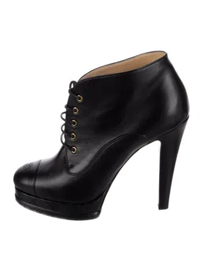 Pre-owned Chanel Interlocking Cc Logo Leather Pumps In Black
