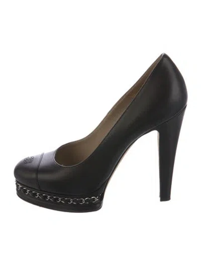 Pre-owned Chanel Interlocking Cc Logo Leather Pumps In Black
