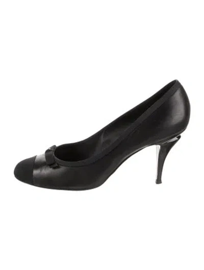 Pre-owned Chanel Interlocking Cc Logo Leather Pumps In Black