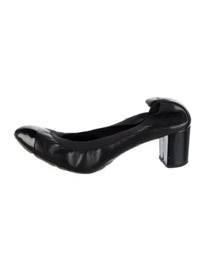 Pre-owned Chanel Interlocking Cc Logo Leather Pumps In Black