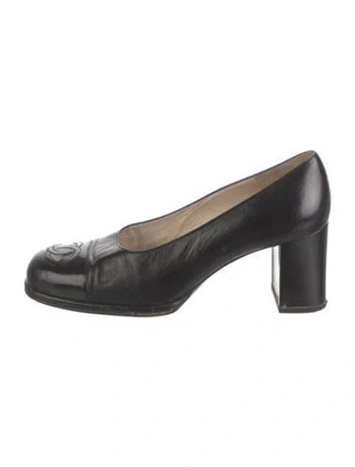 Pre-owned Chanel Interlocking Cc Logo Leather Pumps In Black