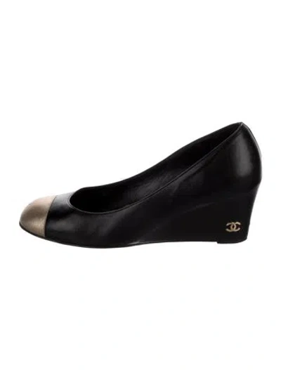 Pre-owned Chanel Interlocking Cc Logo Leather Pumps In Black
