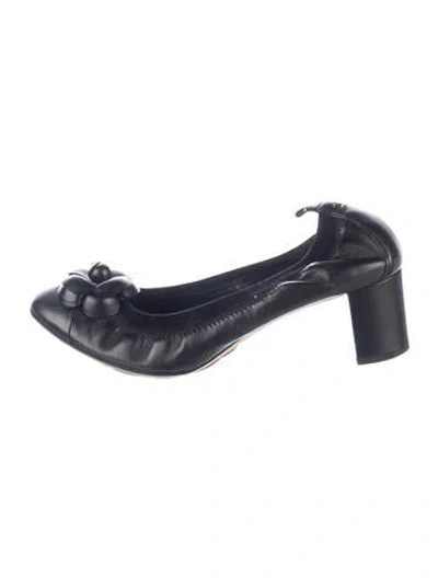 Pre-owned Chanel Interlocking Cc Logo Leather Pumps In Black