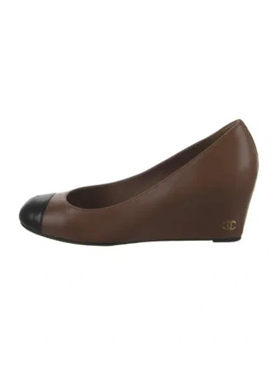Pre-owned Chanel Interlocking Cc Logo Leather Pumps In Brown