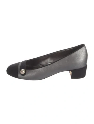 Pre-owned Chanel Interlocking Cc Logo Leather Pumps In Gray
