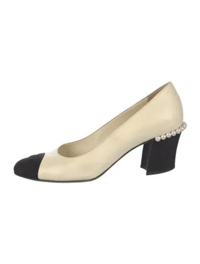 Pre-owned Chanel Interlocking Cc Logo Leather Pumps In Multi