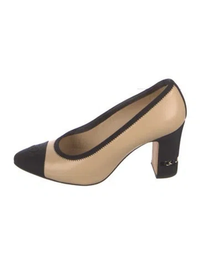 Pre-owned Chanel Interlocking Cc Logo Leather Pumps In Neutral
