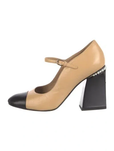 Pre-owned Chanel Interlocking Cc Logo Leather Pumps In Neutral