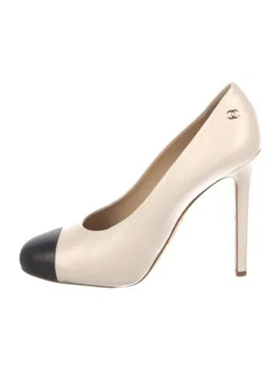 Pre-owned Chanel Interlocking Cc Logo Leather Pumps In Neutral