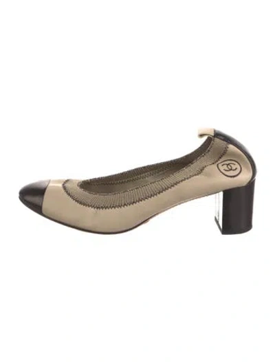 Pre-owned Chanel Interlocking Cc Logo Leather Pumps In Neutral