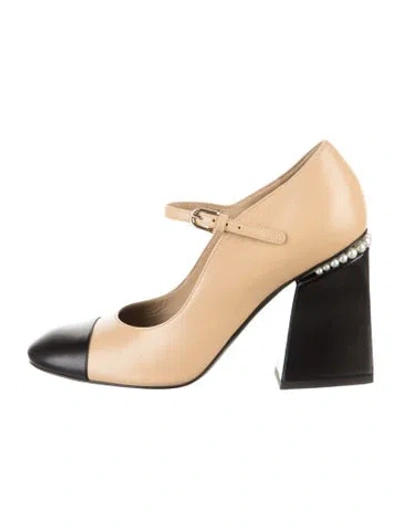 Pre-owned Chanel Interlocking Cc Logo Leather Pumps In Neutral