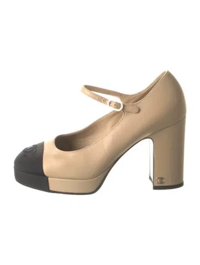 Pre-owned Chanel Interlocking Cc Logo Leather Pumps In Neutral