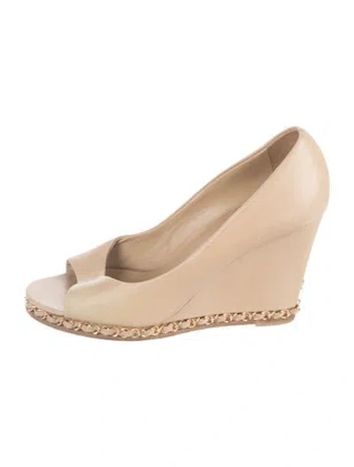 Pre-owned Chanel Interlocking Cc Logo Leather Pumps In Neutrals