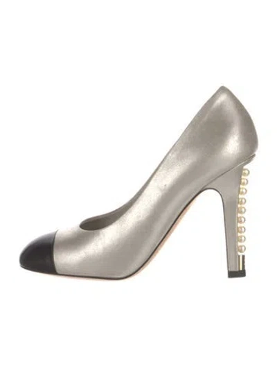 Pre-owned Chanel Interlocking Cc Logo Leather Pumps In Silver