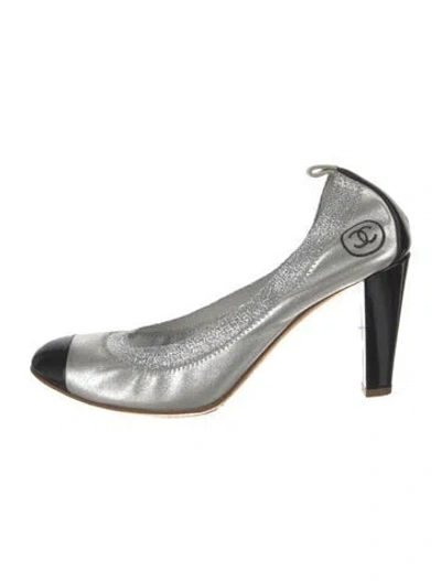 Pre-owned Chanel Interlocking Cc Logo Leather Pumps In Silver