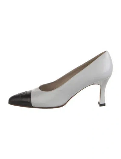 Pre-owned Chanel Interlocking Cc Logo Leather Pumps In White
