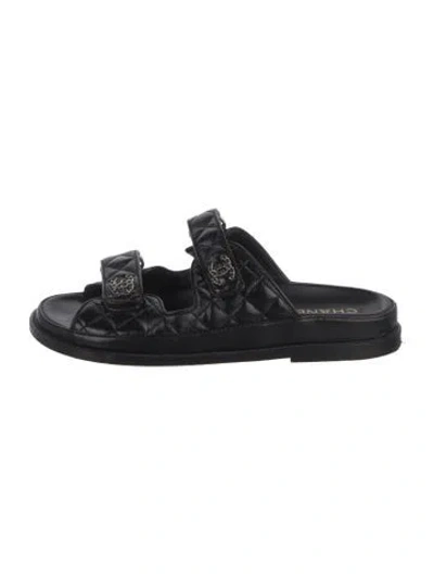 Pre-owned Chanel Interlocking Cc Logo Leather Slides In Blac