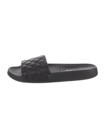 Pre-owned Chanel Interlocking Cc Logo Leather Slides In Black