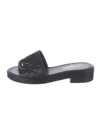 Pre-owned Chanel Interlocking Cc Logo Leather Slides In Black
