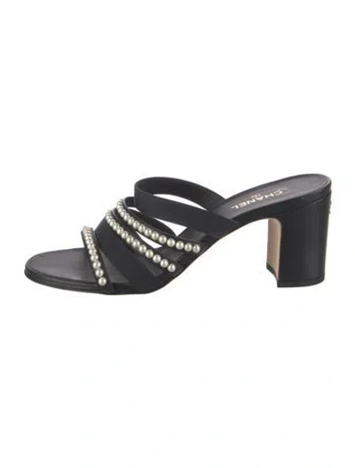 Pre-owned Chanel Interlocking Cc Logo Leather Slides In Black